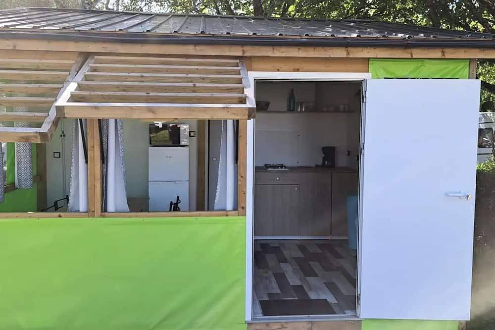 Tithome 2 chambres sans sanitaires 4 personnes in Saint-Symphorien-de-Thénières, Parc naturel régional de l'Aubrac