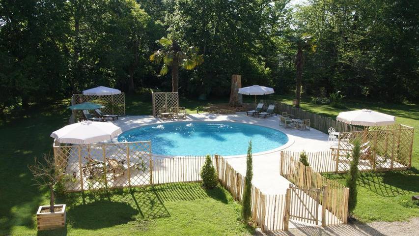 Gîte pour 3 personnes, avec Balcon et Terrasse ainsi que Jardin et Piscine à Moncaut