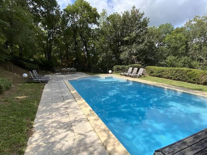 Location de vacances pour 6 personnes, avec piscine ainsi que vue et jardin à Bouzic - 4