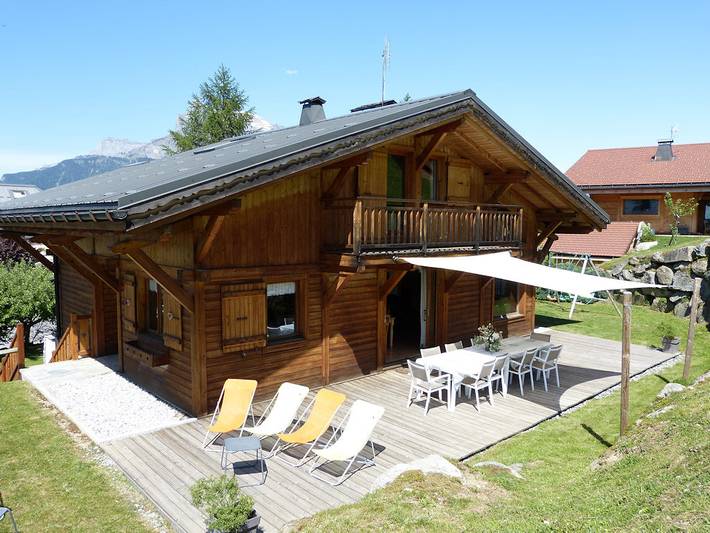Chalet pour 10 personnes, avec terrasse ainsi que sauna et jardin