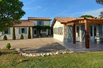 Gîte pour 8 personnes, avec terrasse et jardin à Saint-Astier