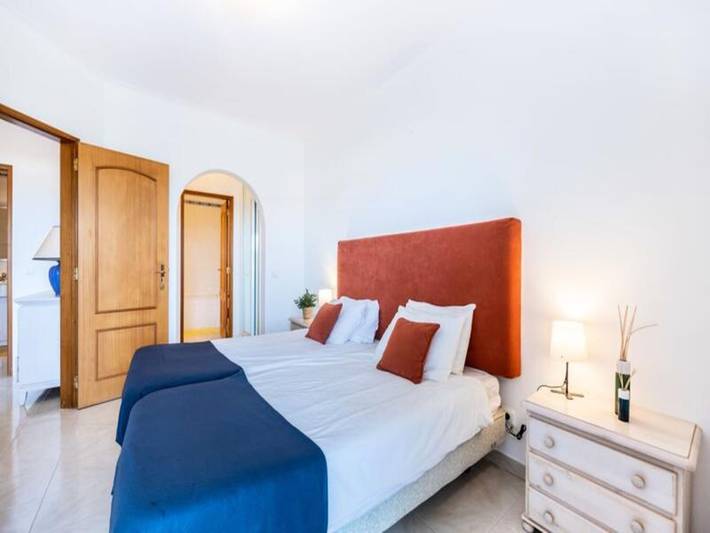 Casa de férias para 4 pessoas, com piscina e jardim, adaptado a crianças em Budens