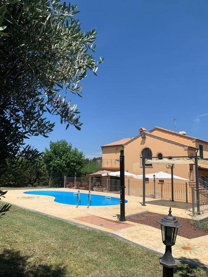 Ferienwohnung für 10 Personen, mit Balkon und Terrasse sowie Garten und Pool in Montalto delle Marche