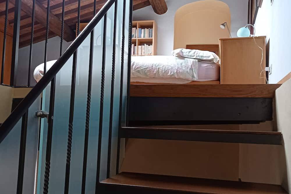 Entire apartment, Detached attic room with private bathroom in ancient village in Colle Alta in Colle di Val d'Elsa, Siena Province