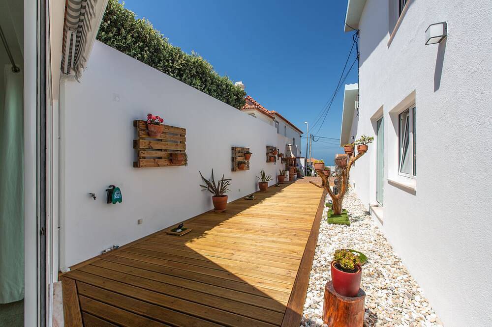 Ganze Wohnung, Awaiting you at Chez Nous the 1 bedroom home with a sea view. Sleeps 2 Guests in Praia das Maçãs, Azenhas do Mar