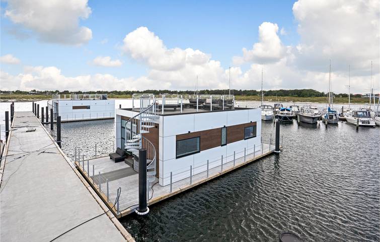 Husbåd for 6 personer, med Terrasse i Grenaa