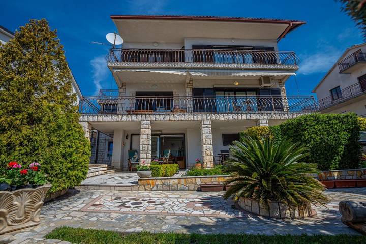 Apartament wakacyjny dla 8 osób, z balkon/ taras w Novi Vinodolski