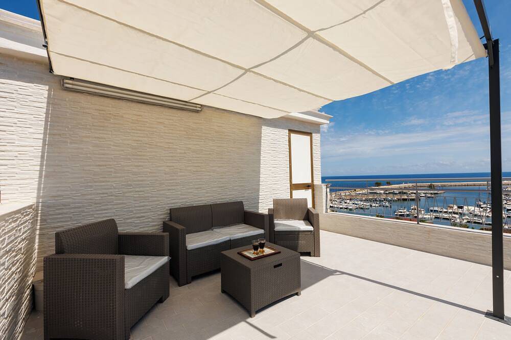 Entire apartment, Donna Rosalía Sea View Apartment with terrace/solarium included. in San Nicola l'Arena, Trabia