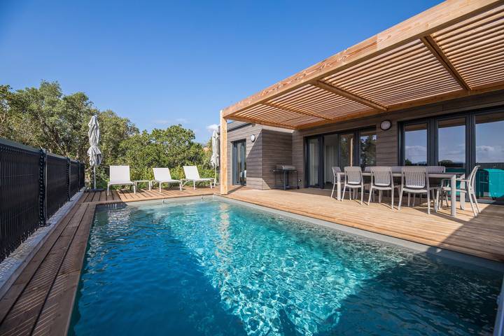 Location de vacances pour 8 personnes, avec jardin et piscine ainsi que terrasse et bassin pour enfant à Lecci - 3