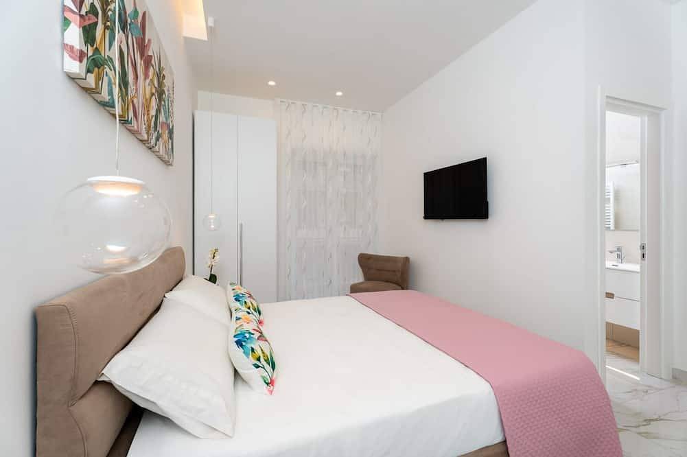 Entire apartment, Elegant renovated apartment with private terrace in Piano di Sorrento, Naples Province