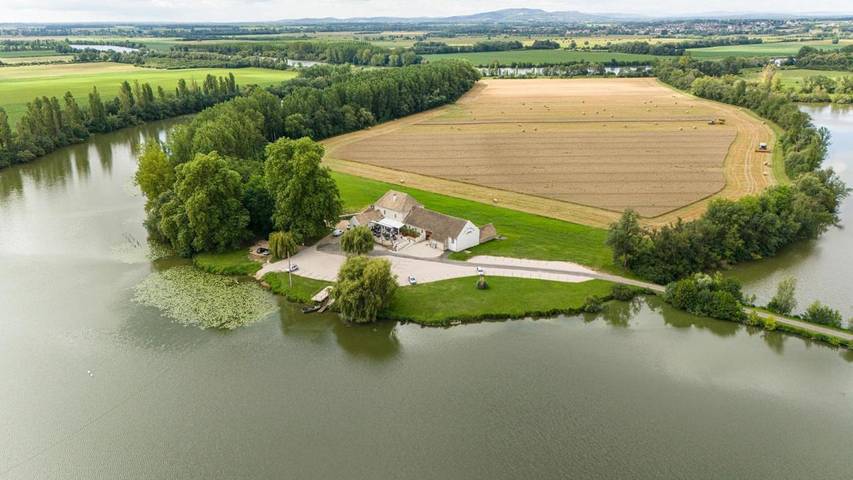 Hôtel pour 2 personnes, avec vue et terrasse ainsi que vue sur le lac et jardin, animaux acceptés à Épervans