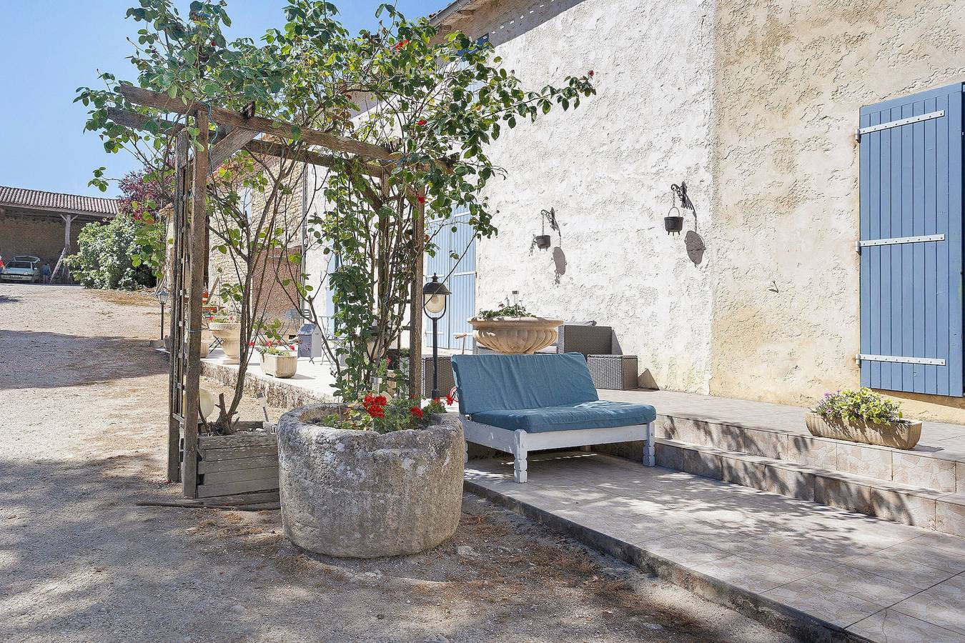 Guest Room "Les Lauriers" with Shared Terrace, Shared Garden and Wi-Fi in Antezant-la-Chapelle, Saint-Jean-d'Angély region