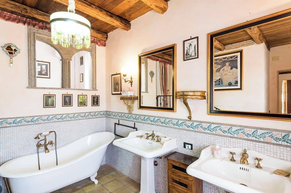 Herrliche Wohnung in einem Ferienhaus mit Klimaanlage,  W-Lan, privatem Pool, Tv und Innenhof in Rocca di Papa, Parco Regionale dei Castelli Romani