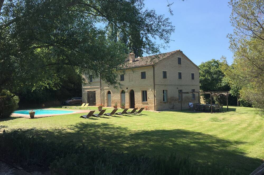 Beautiful restored villa with private pool, gardens and magnificent views in Petriolo, Macerata Province