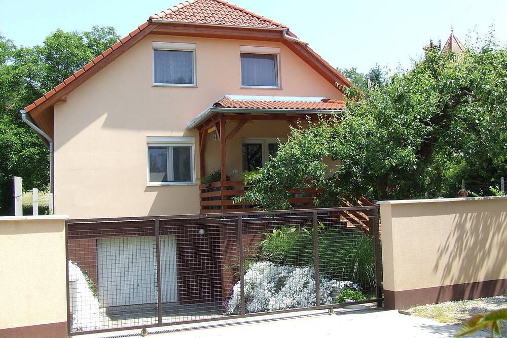 Well-kept apartment in Fonyod for 4-5 people within walking distance of the lake - new air conditioning in Fonyód, Southern Shore of Lake Balaton