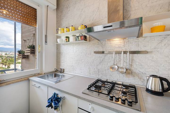 Appartamento intero, Appartamento 'Riva Mare 1' con posto auto, vista mare, balcone e Wi-Fi in Bagni Madonnetta, Vado Ligure