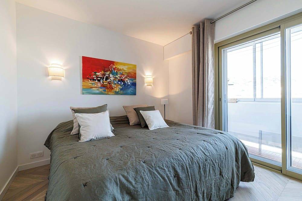 Ganze Wohnung, 2 bedroom with panoramic sea views, beach facing in Golfe-Juan, Vallauris