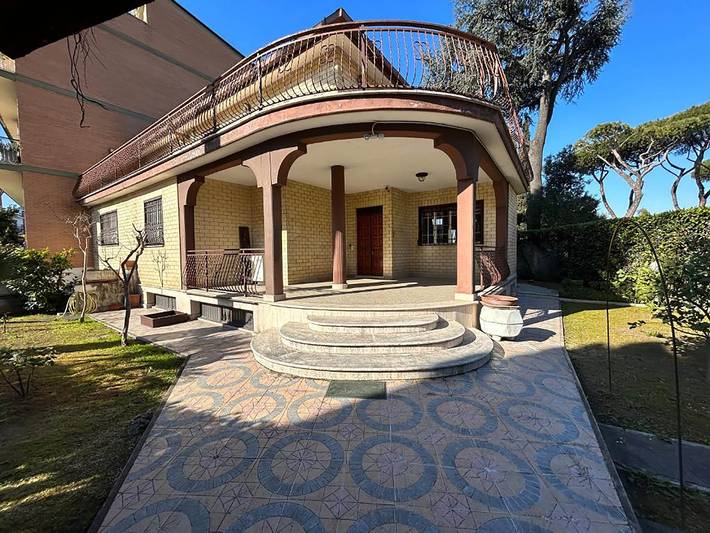 Villa for 9 people, with balcony and yard in Rome