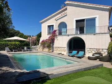 Villa pour 8 personnes, avec vue ainsi que jardin et piscine, animaux acceptés à Nice