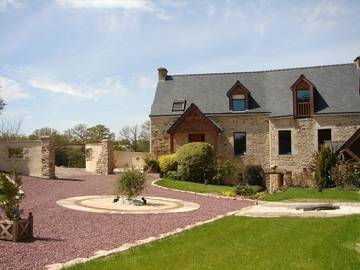 Gîte pour 8 personnes, avec piscine ainsi que terrasse et jardin à Monterblanc