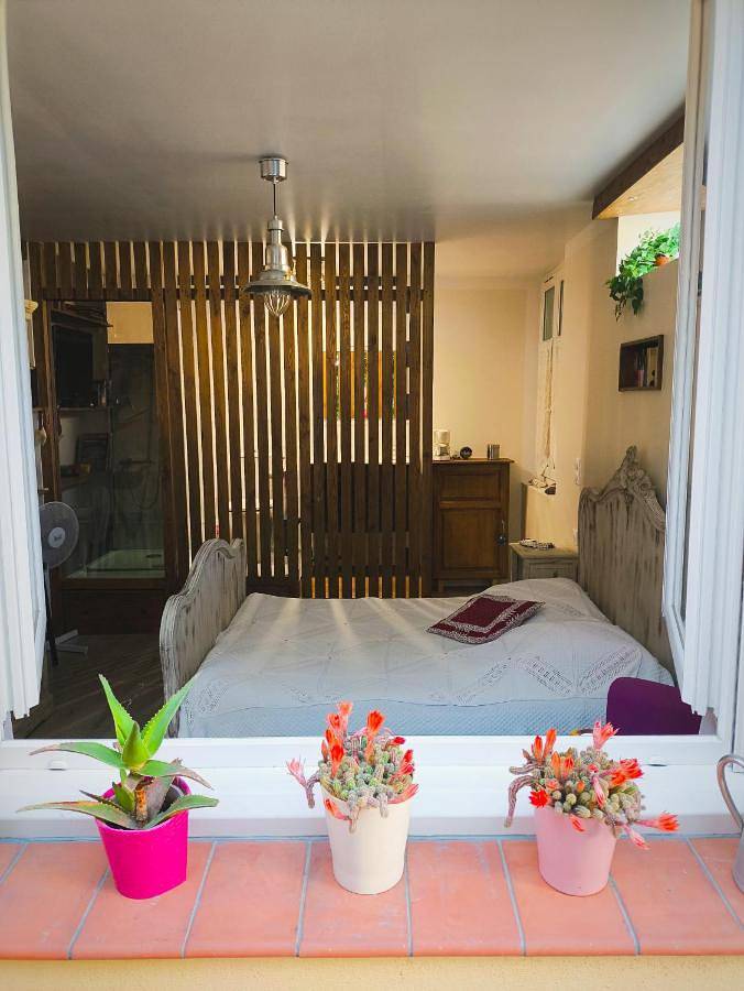 Location de vacances pour 2 personnes, avec terrasse ainsi que vue et jardin à Sénas - 2