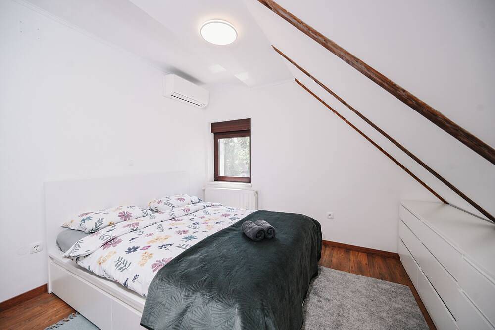 250 m² Ferienhaus mit Privatsphäre, Pool & traumhaftem Berg- und Seeblick in Primorje-Gorski Kotar