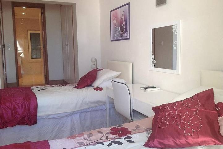 Ganze Wohnung, Luxus-Apartment mit 3 Schlafzimmern - atemberaubende Aussicht, direkter Zugang zum Jachthafen und gemeinsamer Pool in Vilamoura, Quarteira