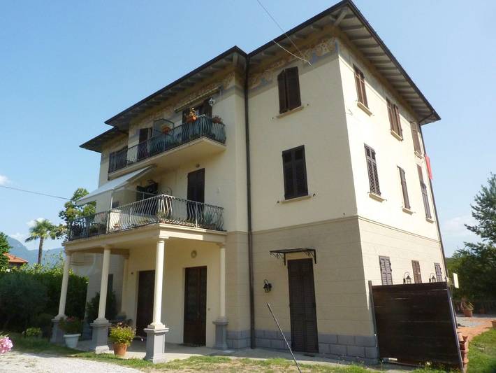 Apartamento inteiro, Apartamento "Casa Altipiano" com vista montanha e varanda in Porto Valtravaglia, Lago Maggiore (Lombardia)
