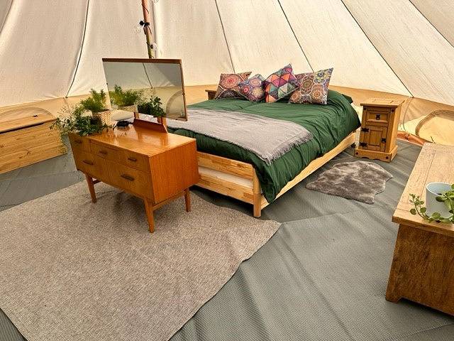 Glamping Tent - Deck - Pets Welcome in Northamptonshire