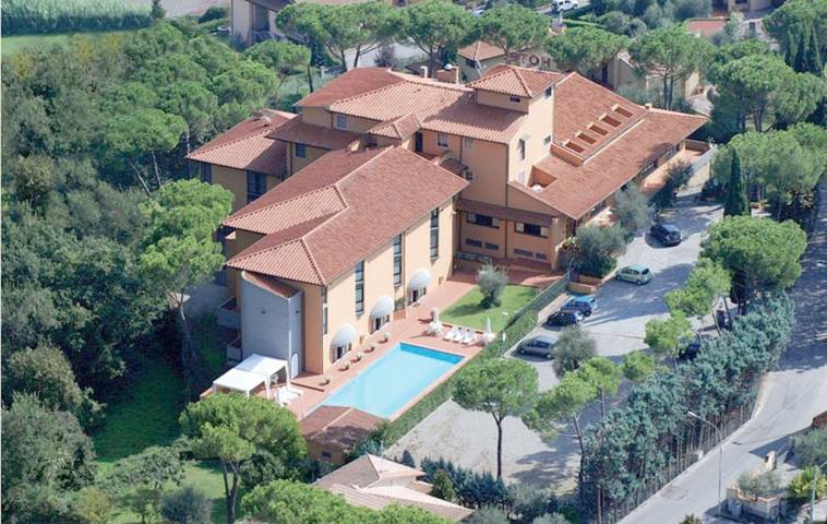 Appartamento, con Terrazza e Giardino nonché Piscina e Panorama a Poggio a Caiano