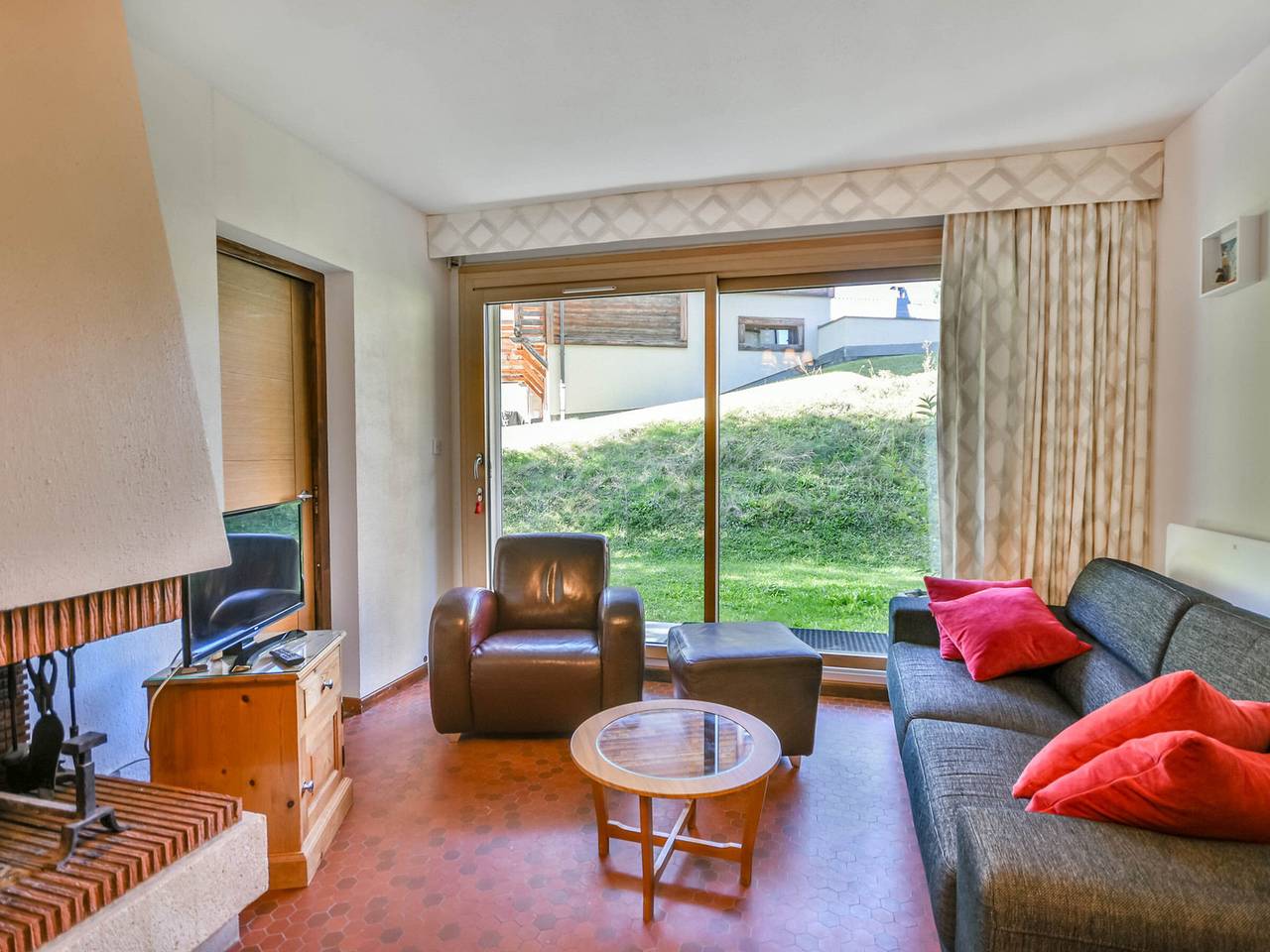 Entire apartment, Charming 3-Br Apartment - Ski-In/Ski-Out Access - Great Location in Les Gets in Les Gets, Les Portes du Soleil