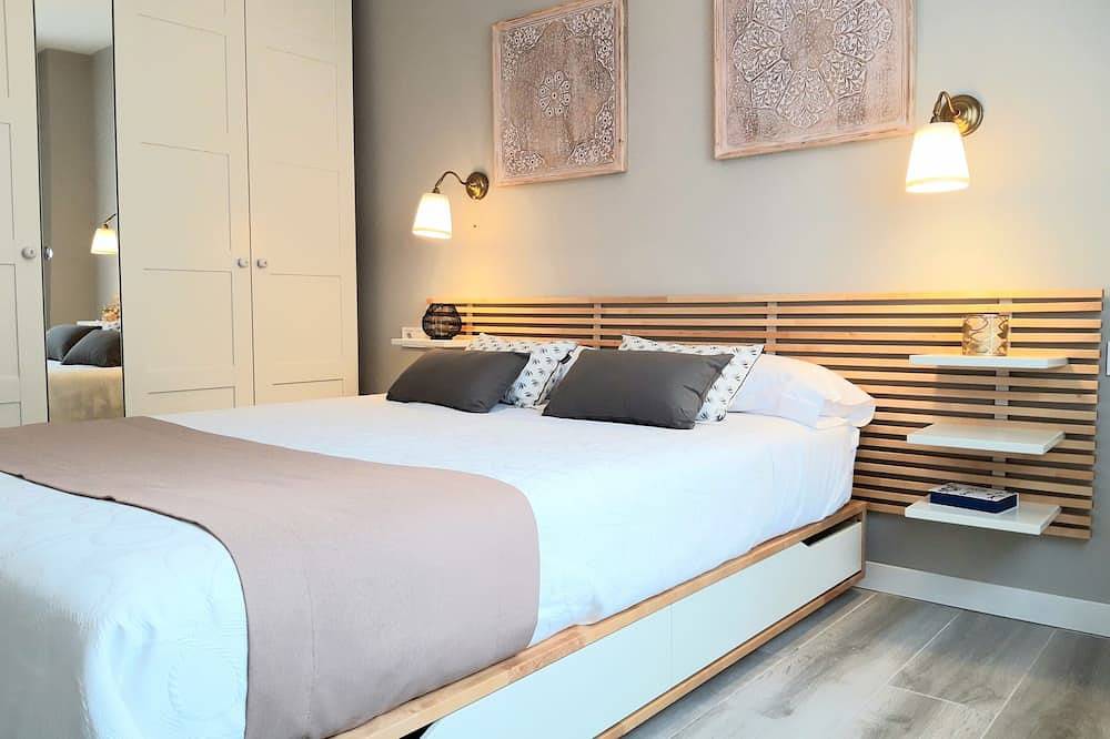 Entire apartment, ☆☆☆☆☆ 80s Loft Vintage. Free Guest Parking. 15' from Malaga Airport. in Alhaurín de la Torre, Costa del Sol