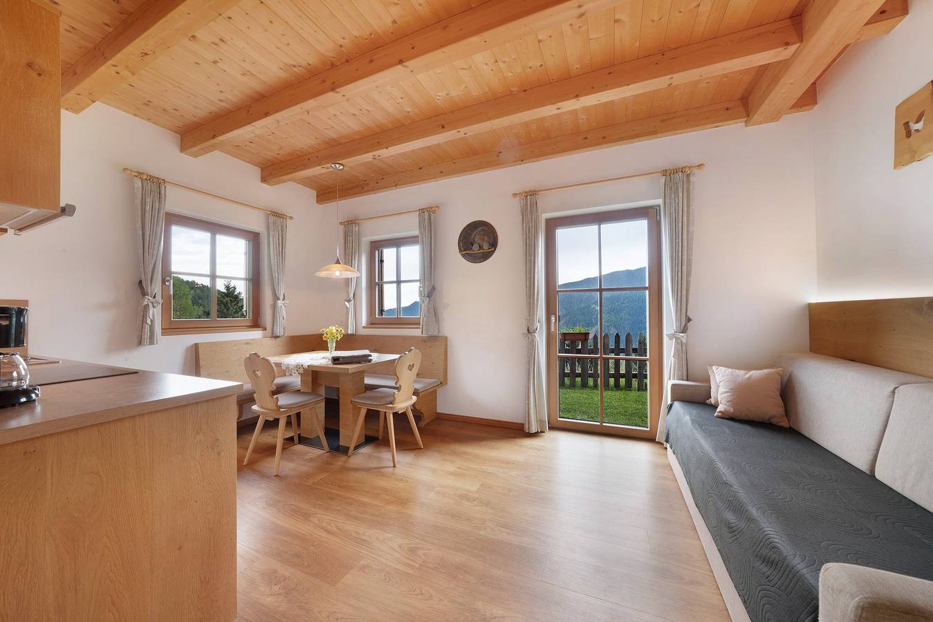 Chalet 'Niederhaushof Enzian' mit Bergblick, privatem Garten und Wi-Fi in Ulten, Ortleralpen