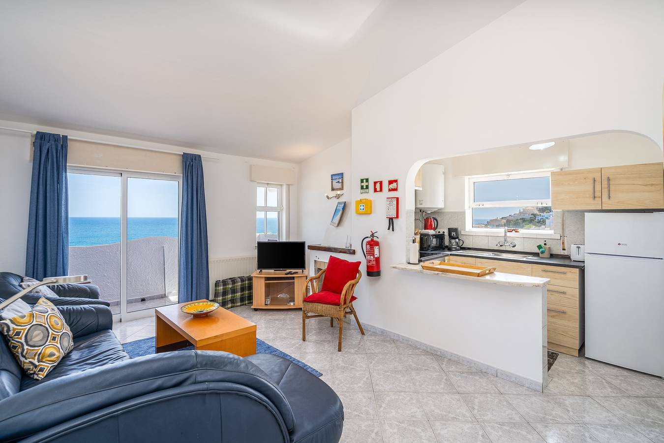 Ganze Wohnung, Ferienwohnung 'Salema Amazing View' mit Meerblick, Balkon und Wi-Fi in Salema, Naturpark Südwest-Alentejo und Costa Vicentina