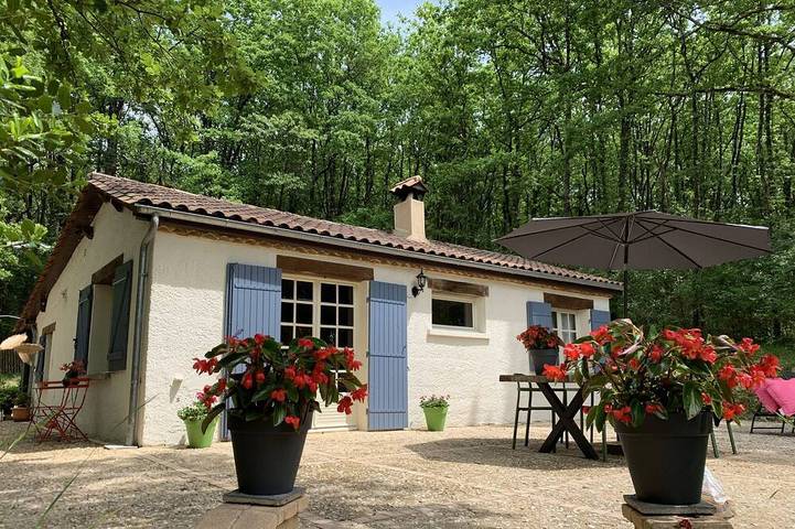 Location de vacances pour 4 personnes, avec jardin et jacuzzi à Sainte-Foy-de-Longas