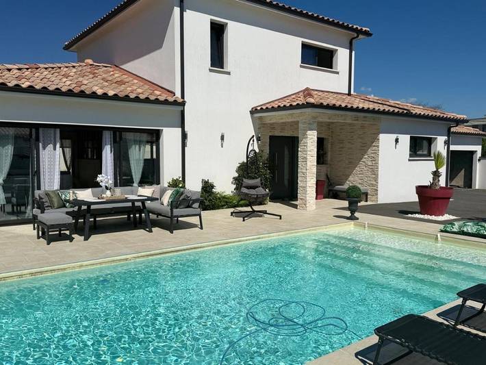 Villa pour 6 personnes, avec Jacuzzi et Terrasse ainsi que Jardin et Piscine