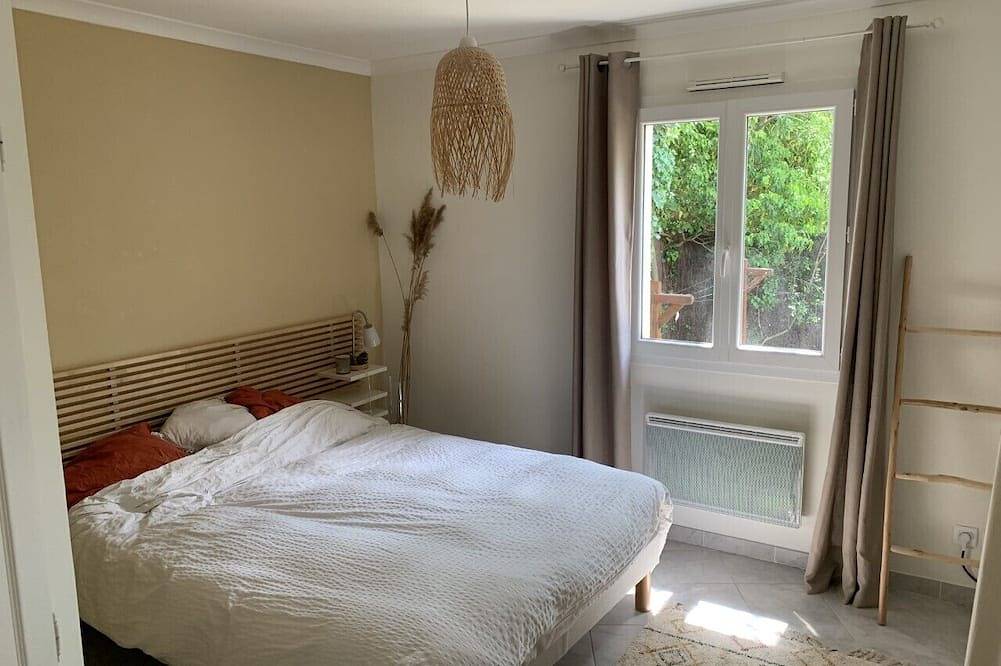 Quiet villa with swimming pool and garden in Aubais, Nimes region