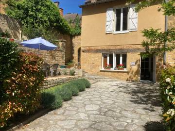 Gîte pour 3 personnes, avec jardin à Gourdon