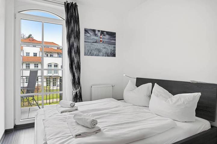 Entire apartment, Balticperle/lux.apartment dir. by the sea/direct sea view/elektr.Kamin/Sauna/Pool/Tg in Strand Baabe, Baabe