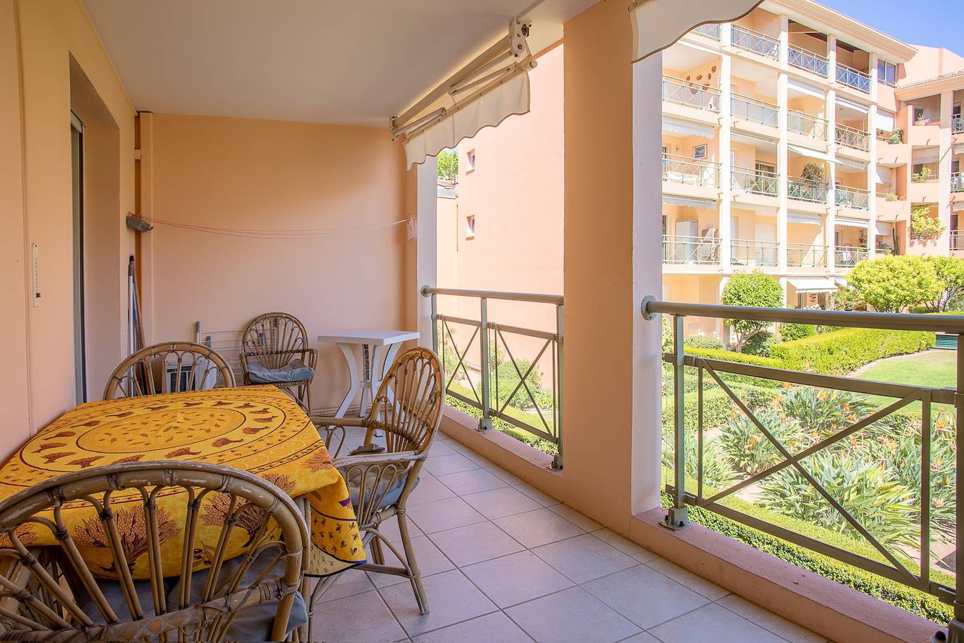 Appartement entier, Appartement de vacances "Stomolocation" avec terrasse privée, climatisation et Wi-Fi. in Sainte-Maxime, Côte méditerranéenne (France)
