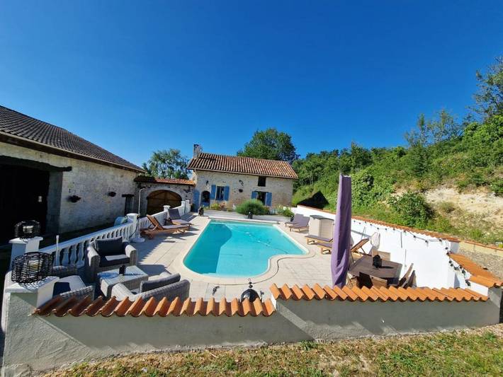 Location de vacances pour 6 personnes, avec terrasse ainsi que vue et piscine à Vanxains - 2