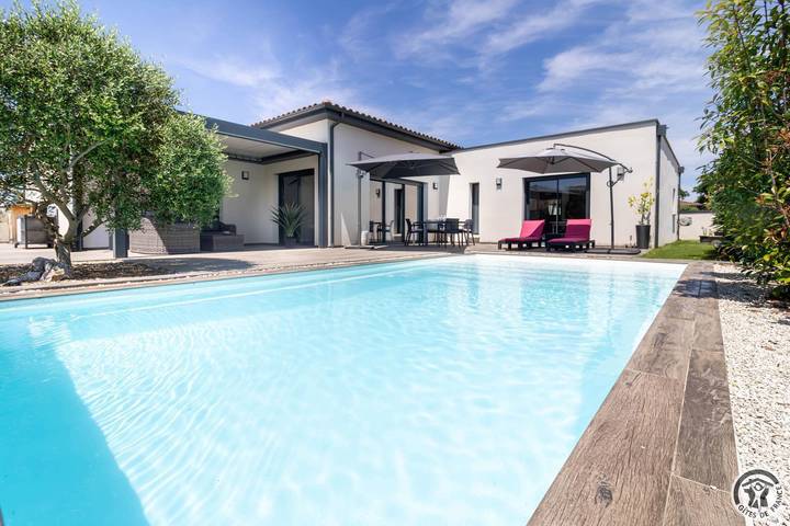 Gîte pour 6 personnes, avec jardin ainsi que terrasse et piscine