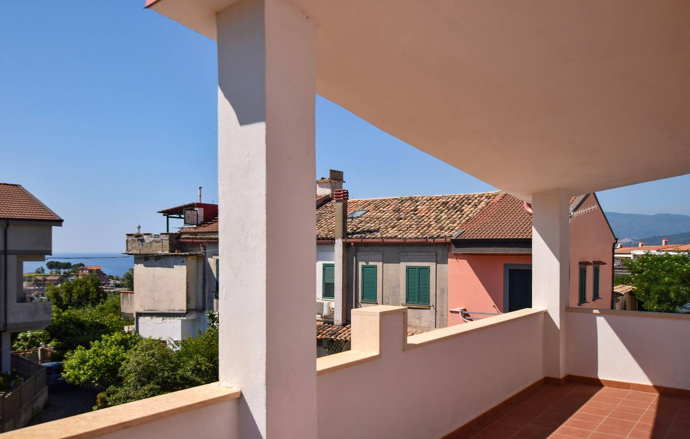 Gemütliches Apartment am Strand mit Garten und Parkplatz in Stalettì, Catanzaro Provinz