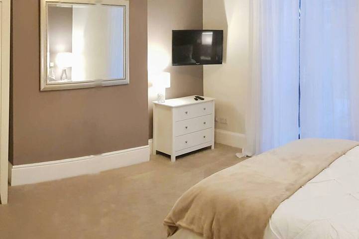 Helles, luftiges und geräumiges Zimmer. Zentral gelegen in Portsmouth, Südostengland