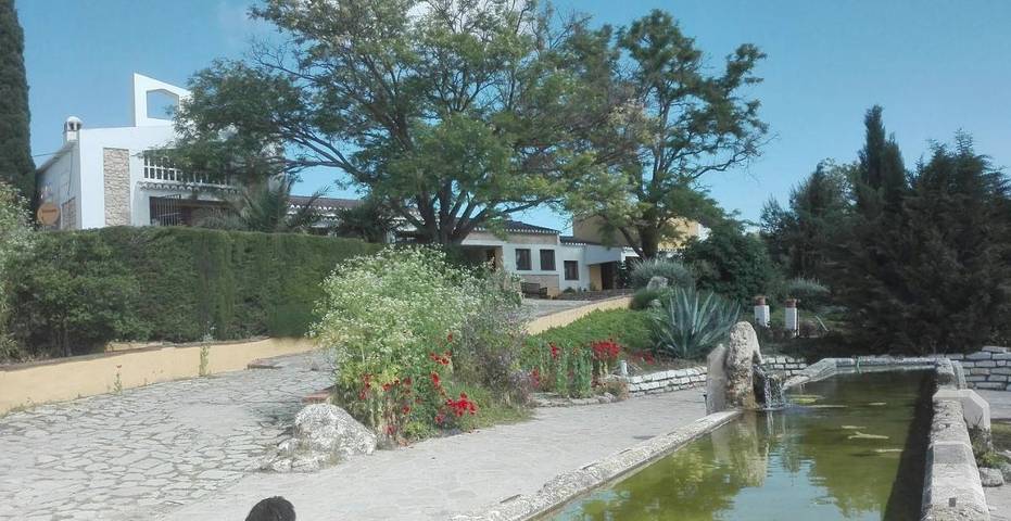 Alojamiento y desayuno para 4 personas, con Terraza y Jardín además de Piscina y Vistas en Ronda