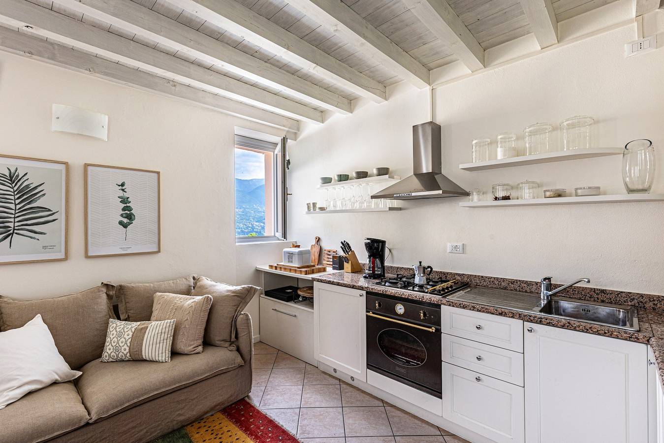 Appartamento intero, Appartamento 'Nido Di Cisano' con vista lago, piscina in comune e Wi-Fi in San Felice del Benaco, Prealpi Gardesane