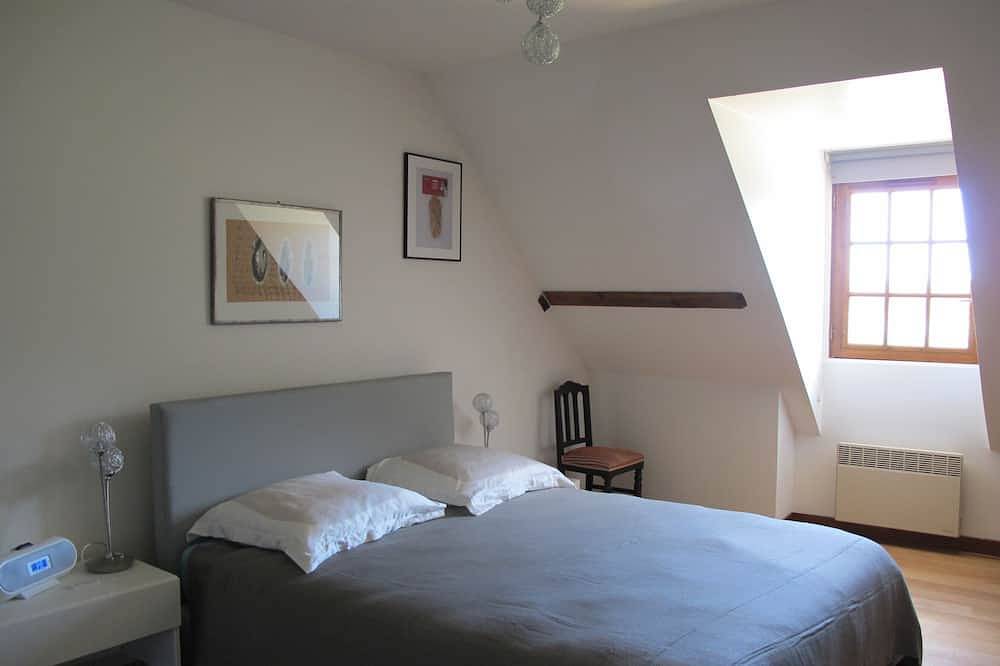 3 bedroom house and Tv lounge, private swimming pool, 50 ha forest, ponds, tennis court in Fontaines-en-Sologne, Sologne