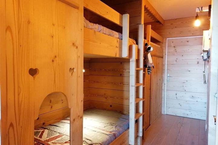 Entire apartment, Spacious mountain studio, valley view balcony, central location, near slopes in Pra-Loup, Uvernet-Fours