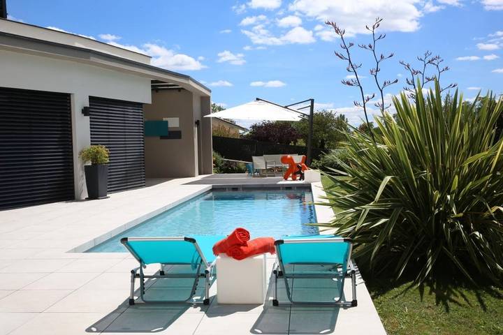 Location de vacances pour 3 personnes, avec Terrasse et Jardin ainsi que Piscine et Vue à Saint-Didier-au-Mont-d'Or