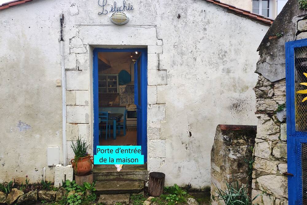 Maison Ancienne Avec 1 Chambre et son Petit Jardin, Plein Centre D'angles in Angles, Vendée